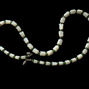 Vintage/NEW Beaded Jade and Mother Pearl Necklace 9"